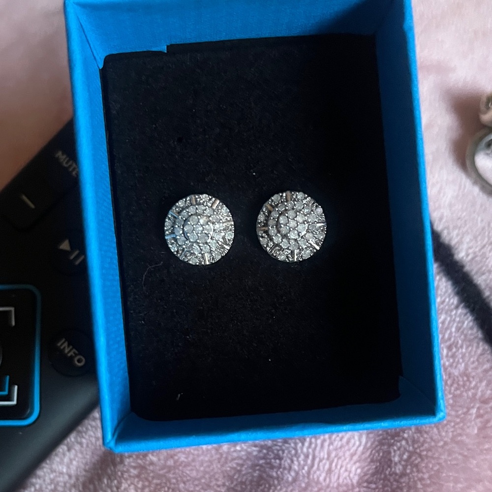 Beautiful small diamond Stud silver Earrings!